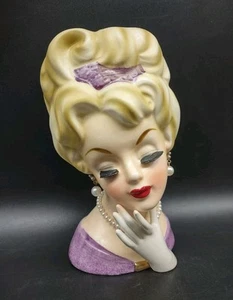 TRIMONT vaso testa di donna vintage con abito viola, collana di perle, orecchini, guanti - Foto 1 di 13