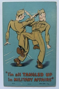 Comic Postkarte verheddert in militärischen Angelegenheiten Soldaten MWM Leinen Ära AC132 - Bild 1 von 2