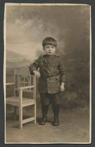 Ca 1902 RPPC * JUNGE IN MILITÄR OUTFIT HINTEN FLECKIG & BESCHNITTEN UNBESPIELT - Bild 1 von 1