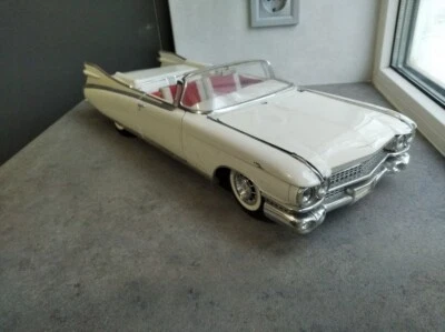 Rare Collectible Model Maisto White Cadillac Eldorado Biarritz 1959 1/12 Scale - Image 1 of 4