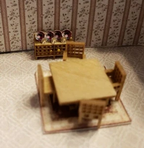 Moderner Podest-Esszimmer-/Niedriger Jungenstall im Maßstab 1:144, 4 Stühle und Vorleger - Bild 1 von 7