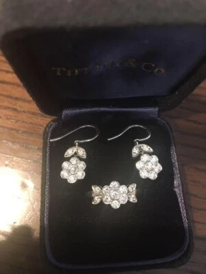 Conjunto de anillo y pendientes de platino con diamantes y flores Tiffany & Co. con estuche de caja Foto 1 de 4