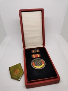 Verdienstmedaille DDR, VERLEIHUNGSETUI, Miniatur + Abzeichen DVP - Bild 1 von 4