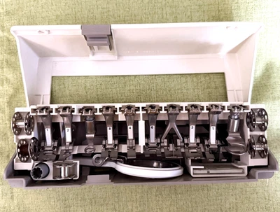 Juego de caja de accesorios para pies prensatelas Bernina originales serie 1000 1010 1030 1130 1230 Foto 1 de 4