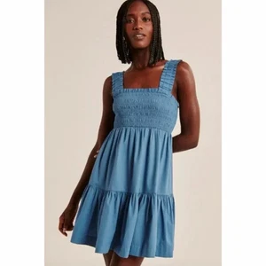 Mini Vestido Pequeño Abercrombie & Fitch Corpiño Calado en Niveles - Imagen 1 de 10