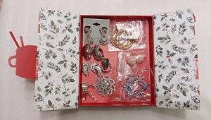 9 Lot of Earrings one of which is Trifari Crown & Brooches, - Picture 1 of 5