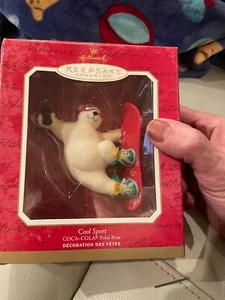 Hallmark Andenken Ornamente cool Sport Coca-Cola Eisbär Skateboard in Box - Bild 1 von 4