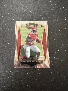 2020 Panini Select - Premier Level Clyde Edwards-Helaire #154 (RC) NFL KC Chiefs - Bild 1 von 2