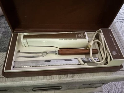 Cuchillo para cortar tallar eléctrico universal GE de colección de los años 60 en estuche con tenedor Foto 1 de 3