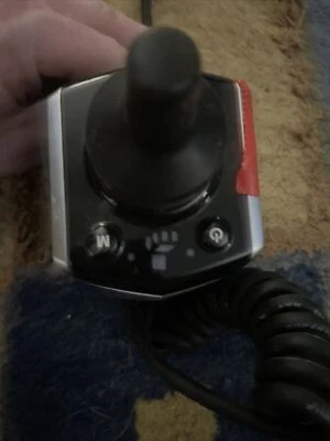QUANTUM EDGE JOYSTICK ELÉCTRICO ASISTENTE SILLA DE RUEDAS 1752-8209/CTL-137822 Foto 1 de 4