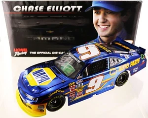 Camaro Chase Elliott 2014 NAPA. Este es un coche de novato escala 1-24. Autografiado. - Imagen 1 de 5
