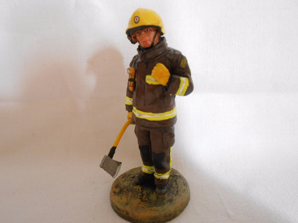 FIGURINE POMPIER DE LONDRES EN TENUE DE FEU- GRANDE BRETAGNE 2003  1/32 ème - Photo 1/1