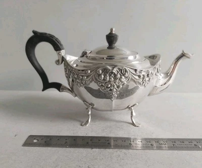 BONITA TETERA ANTIGUA DE PLATA MACIZA.     343 gms.    L. 24cms BIRM. 1906 Foto 1 de 4