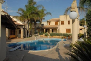 PRESTIGIOSA VILLA CON PISCINA PRIVATA E SPAZI ESTERNI AD USO ESCLUSIVO MAX 14 PX - Foto 1 di 24