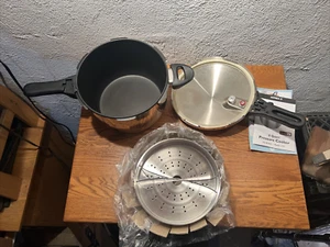 Pentola a pressione vintage Ultrex 2 acciaio inox 11533 C 8 quarti - Foto 1 di 5