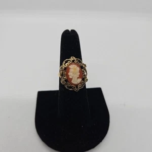 verstellbarer goldfarbener Kameenring mit rot-orangem Hintergrund - Bild 1 von 5