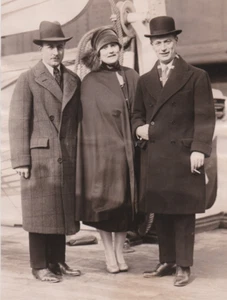 1926 Pressefoto Flieger Alan Cobham Flugzeugdesigner Warwick Wright auf SS Ascania - Bild 1 von 2