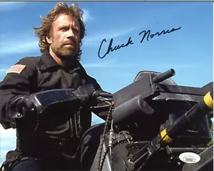 Chuck Norris - Delta Force - Autografato 8x10 JSA Autenticato - Foto 1 di 2