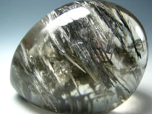 HOCHWERTIGER QUARZ KRISTALL MIT AMPHIBOLE - LY 241 - Bild 1 von 12