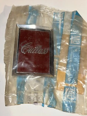 Nuevo de Lote Antiguo GM 1980 1981 Olds Cutlass Nuevo Panel de Cabezal Emblema 350 455 Cohete Bolsa Sellada Foto 1 de 3