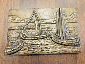 Targa o coperchio scatola vela ottone massiccio goffrato 3D 7 pollici x 4,5 in vintage - Foto 1 di 4