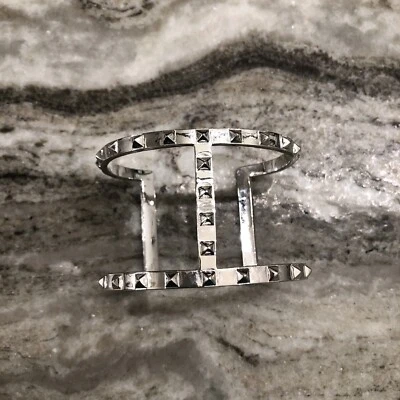 Brazalete de metal recortado Vince Camuto tono plateado Foto 1 de 4