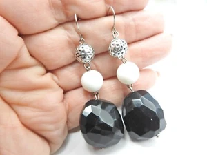 Pendientes colgantes de cuentas de metal tono plata de plástico blanco negro vintage - Imagen 1 de 3