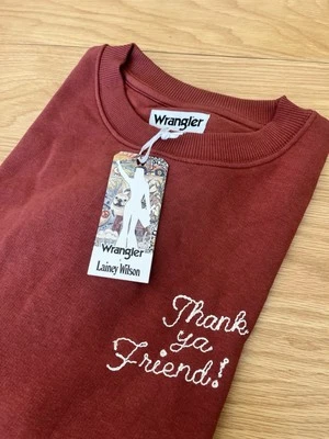 Moletom Wrangler X Lainey Wilson Thank Ya Friend vermelho marrom cropped grande 14 - Imagem 1 de 4