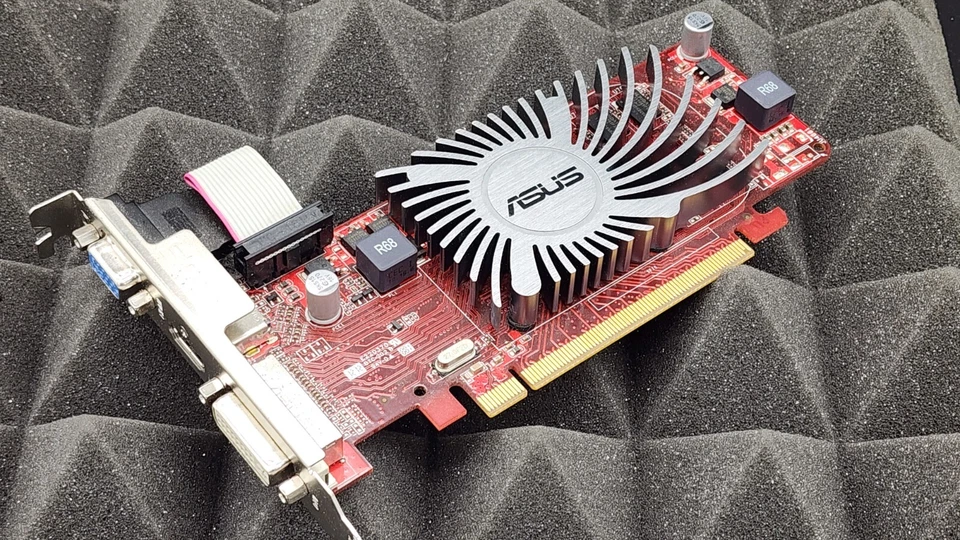 ASUS AMD Radeon HD 6450 (EAH6450 SILENT/DI/512MD3(LP)) 512 MB DDR3 SDRAM PCI... - Image 1 of 1