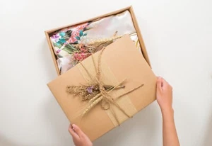 Cajas envolventes de regalo artesanales hechas a mano cuerda de cáñamo con flores secas - Imagen 1 de 6