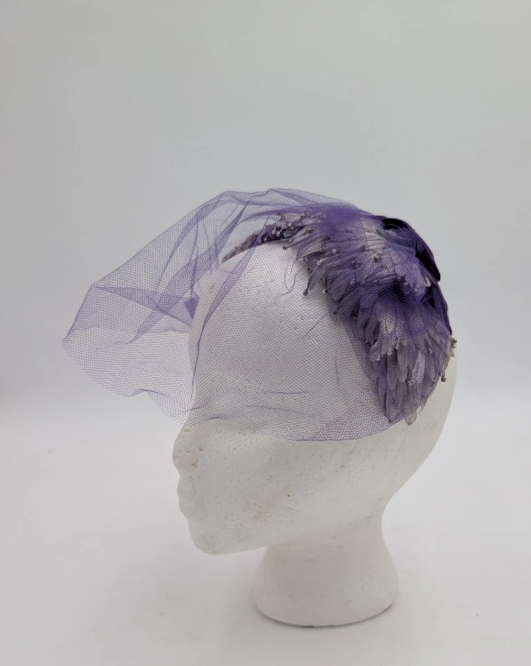 Diadema de medio sombrero púrpura imitación pluma malla vintage años 50 60 para mujer Foto 1 de 4