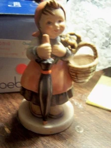 "ON HOLIDAY" HUMMEL FIGURINE MINT CONDITION #350 1965 signed in box - Picture 1 of 3