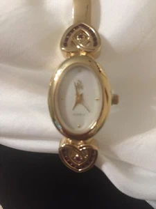 RELOJ DANBURY COMO NUEVO RUBÍ ACENTUADO CORAZÓN TONO DORADO JULIO PIEDRA DE NACIMIENTO 24 RUBÍES NUEVO - Imagen 1 de 4