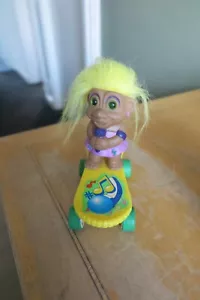 MUÑECA TROLL DE COLECCIÓN - EN UNA TABLA DE PATINAR - CABELLO AMARILLO OJOS VERDES - MIRA - Imagen 1 de 2