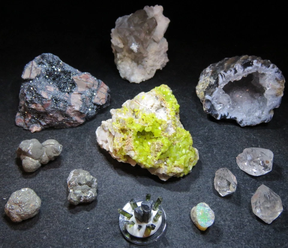 Lot de minéraux (Quartz, opale, pyrite, pyromorphite...) - Photo 1/4