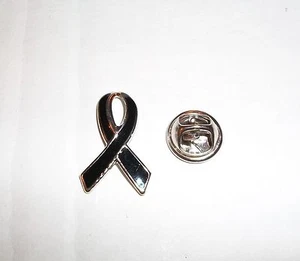  BROCHE DE PIN DE CONCIENCIA POW MIA DE CINTA NEGRA APOYA A TUS SOLDADOS DESAPARECIDOS 1 PULGADA - Imagen 1 de 2