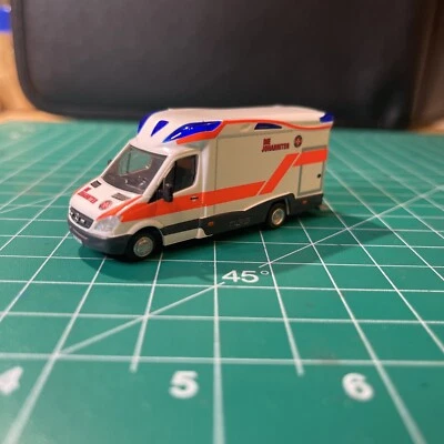 Ambulancia Mercedes Johanniter Sprinter escala HO 1:87 Rietze Foto 1 de 4