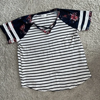 NUEVA Camisa Maurices Mujer Talla L Blanca Azul Marino Floral Rayas V Entrecruzada Foto 1 de 4