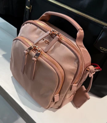 NUEVO Bolso sin asas Tumi Voyageur TAMY 8,25” pequeño bandolera - ROSA ROSA con ORO ROSA Foto 1 de 4