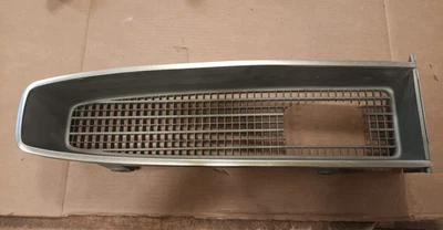 Parrilla derecha 66 Lemans/Tempest con moldura envolvente cromada, recortada para luz de estacionamiento GTO Foto 1 de 4