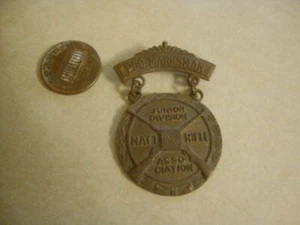 Vintage Metall Abzeichen Award Pin Pro Schütze Junior Division Nat'l Rifle Association! - Bild 1 von 4