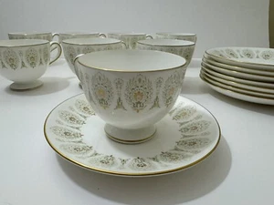 16-teiliges WEDGWOOD Grün Medina Fuß Tasse & Untertasse Set Gold Rand 8er Set - Bild 1 von 8