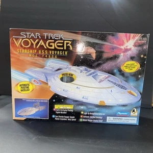 Very nice!! 1995 Star Trek Voyager NCC-74656 Playmates new in box - Picture 1 of 18