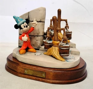 Figura de colección de aprendiz de brujo de Disney con escobas de Schmid rara suelta - Imagen 1 de 7