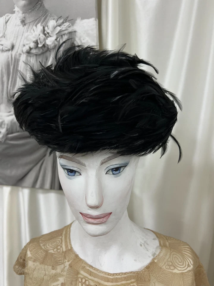 Sombrero negro vintage con una pluma. Estados Unidos, años 50. Foto 1 de 4