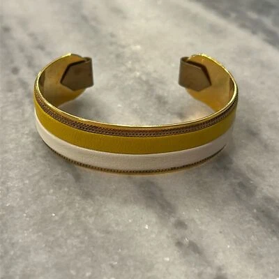Bracelete de couro e latão em amarelo e branco - Imagem 1 de 4
