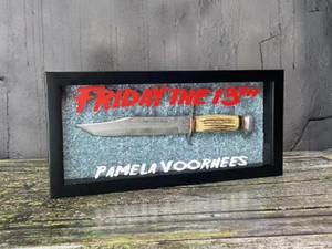Friday the 13th Mrs. Pamela Voorhees Cuchillo y Suéter Vitrina Marco Jason  - Imagen 1 de 6