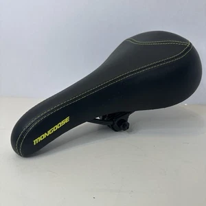 Sedile per mountain bike Mongoose Excursion in pelle nera scritta gialla 10,75x6 in - Foto 1 di 9