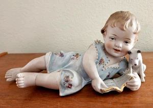 Antik Anfang 1900 deutsches Biskuitporzellan Klavier Baby Mädchen liest mit Hund - 10 Zoll - Bild 1 von 11