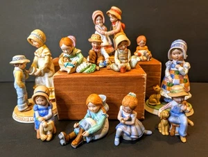 Lotto (12) Vintage Figurine Holly Hobbie anni '80 ~ Lotto misto ~ Country Americana ~ Ltd. Ed. - Foto 1 di 23